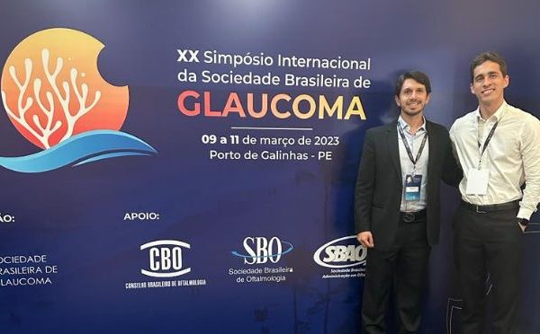 Imagem mostra nossos oftalmologistas Dr. Bernardo Jabbur e Dr. Diego Torres no simpósio.