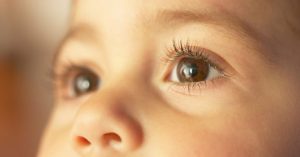 Quais são os sintomas de glaucoma pediátrico?
